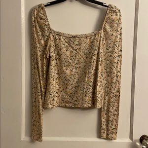 Crop top, long sleeved top.